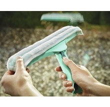 Stěrka na okna s návlekem z mikrovlákna držená v ruce