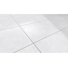 Podlaha se čtvercovými dlaždicemi a spárami