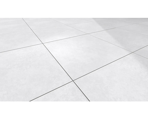 Podlaha se čtvercovými dlaždicemi a spárami