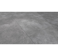 Dlažba s čtvercovými šedými dlaždicemi