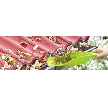 Čištění okapu lopatkou k odstranění listí