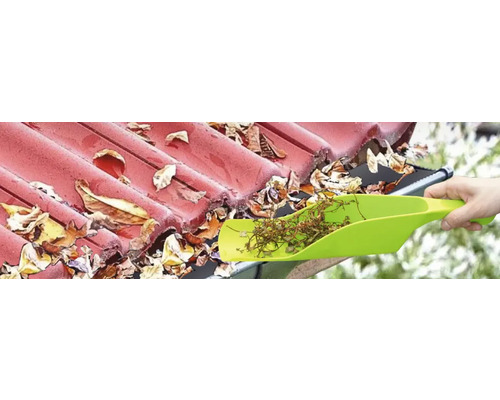 Čištění okapu lopatkou k odstranění listí