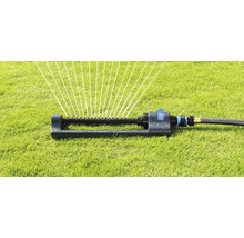 Zavlažovač trávníku v provozu na trávníku