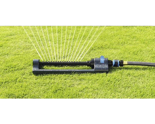 Zavlažovač trávníku v provozu na trávníku