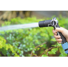 Zahradní hadicová stříkací pistole se používá při zavlažování rostlin