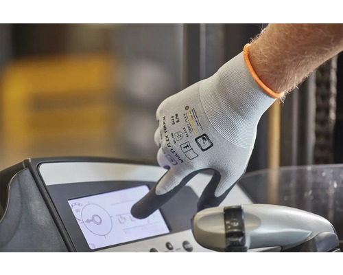 Ruka s pracovní rukavicí ovládá displej