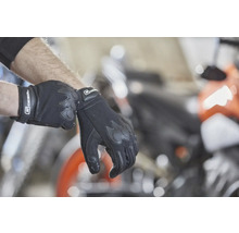 Motocyklové rukavice na zápěstí osoby