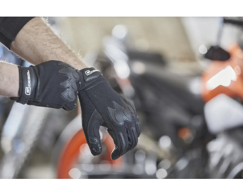 Motocyklové rukavice na zápěstí osoby