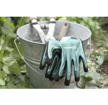 Zahradní scéna s kbelíkem, zahradnickými nůžkami a zahradními rukavicemi Gebol