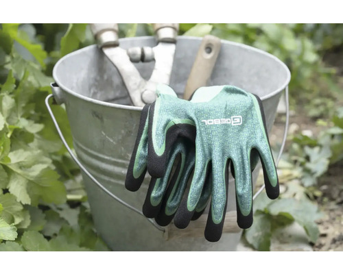 Zahradní scéna s kbelíkem, zahradnickými nůžkami a zahradními rukavicemi Gebol