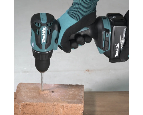Akumulátorový vrtací šroubovák Makita vrtá otvor do cihly