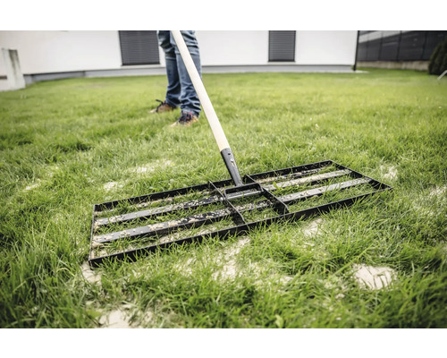 Rovnač na trávník na trávníku pro přípravu půdy