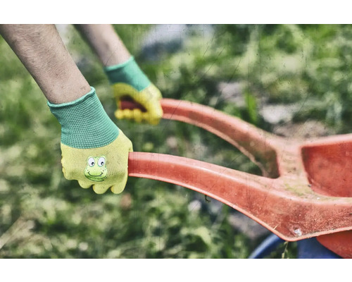 Práce na zahradě se zahradními rukavicemi a konví