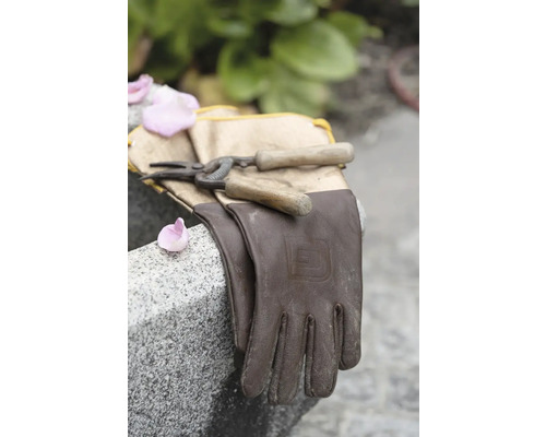 Zahradní nářadí: zahradní rukavice a zahradnické nůžky