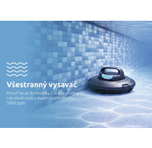 Bazénový robot v bazénu