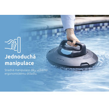 Čisticí robot na bazény ve vodě s rukou na rukojeti