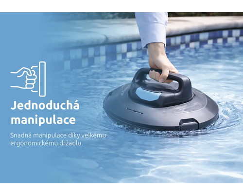 Čisticí robot na bazény ve vodě s rukou na rukojeti