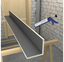 Aplikace montážního lepidla na stavební desku pro dekoraci stěn