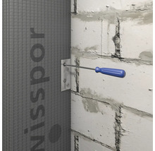 Montáž stavební desky se šrouby a šroubovákem na zeď