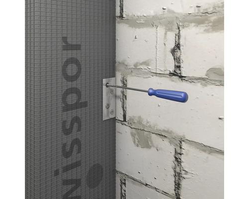 Montáž stavební desky se šrouby a šroubovákem na zeď