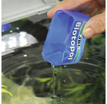 Úprava vody JBL Biotopol se nalévá pomocí dávkovacího uzávěru do akvária.