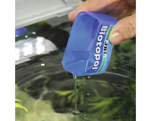 Úprava vody JBL Biotopol se nalévá pomocí dávkovacího uzávěru do akvária.
