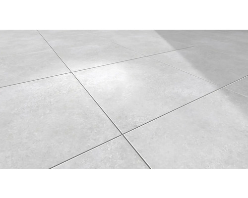 Podlaha se čtvercovými dlaždicemi