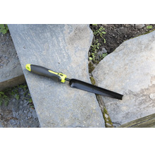 Zahradní nástroj pro přepichování s měřicí stupnicí na kamenné desce