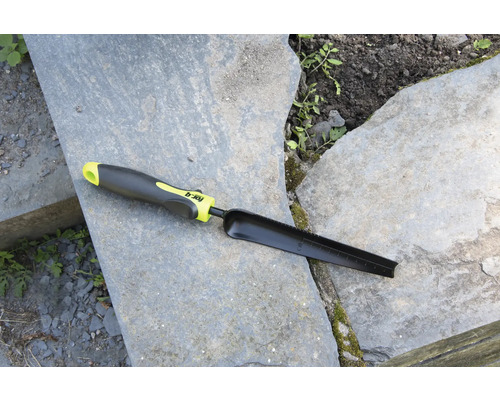 Zahradní nástroj pro přepichování s měřicí stupnicí na kamenné desce