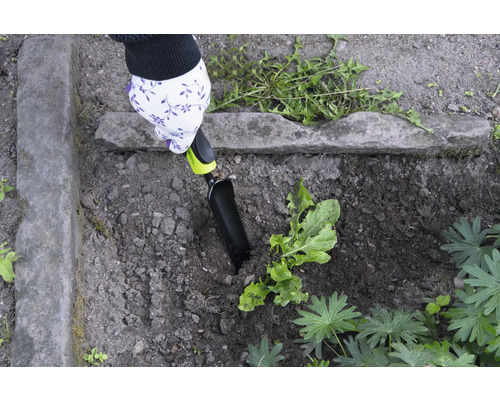 Zahradničení s ruční lopatkou v záhonu