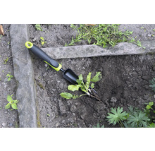 Zahradní scéna s odstraňovačem plevele pro odstranění plevele