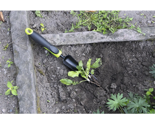 Zahradní scéna s odstraňovačem plevele pro odstranění plevele