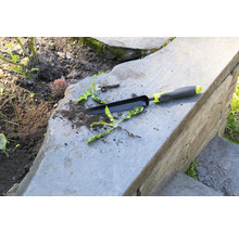 Zahradní nářadí a plevel na kamenných schodech