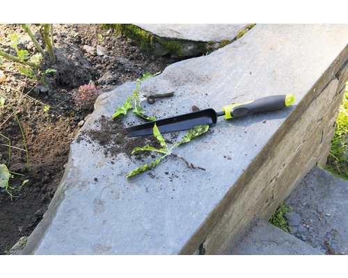 Zahradní nářadí a plevel na kamenných schodech