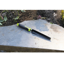 Zahradní nástroj na sázení na kamenné desce