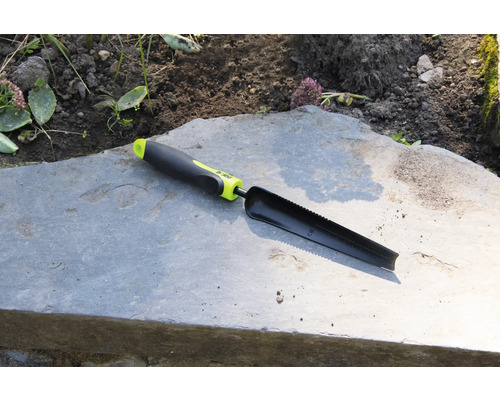 Zahradní nástroj na sázení na kamenné desce