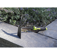 Zahradní motyka s třízubou drápkou a rukojetí