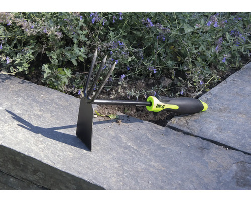 Zahradní motyka s třízubou drápkou a rukojetí