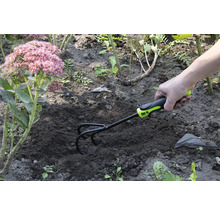 Zahradní motyka používaná pro úpravu půdy na zahradě.