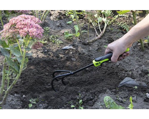 Zahradní motyka používaná pro úpravu půdy na zahradě.