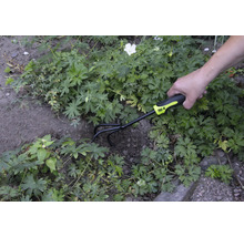 Zahradnická scéna s osobou, která používá kultivátor značky for_q k úpravě půdy.