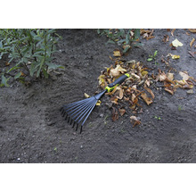 Zahradní hrábě na shrabování listí na zemi.