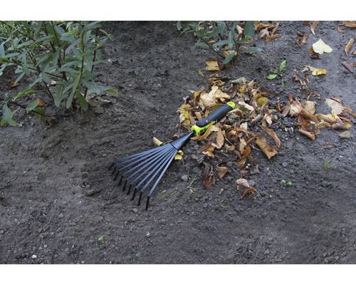 Zahradní hrábě na shrabování listí na zemi.