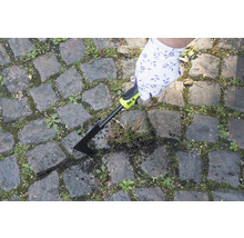 Škrabka na zahradní spáry při použití na dlažebních kostkách