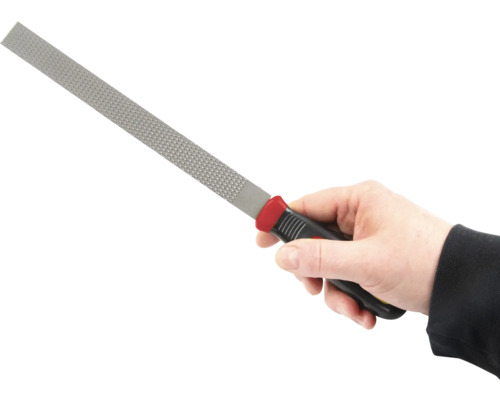 Ruka drží rašpli s rukojetí