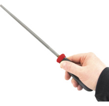 Ruka drží klíčový pilník