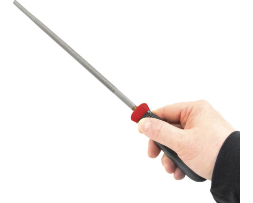 Ruka drží klíčový pilník