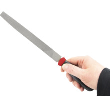 Ruka drží dílenský pilník