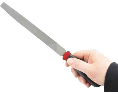 Ruka drží dílenský pilník