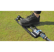 Zahradní zavlažovač ovládaný nohou na trávníku